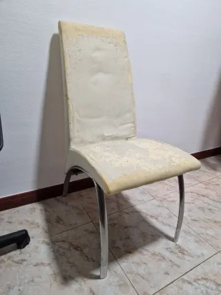 Se regalan 2 sillas. -para tapizar o enfundar-