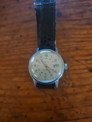 Reloj de pulsera plateado con correa negra