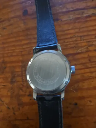 Reloj de pulsera plateado con correa negra