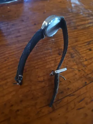 Reloj de pulsera plateado con correa negra