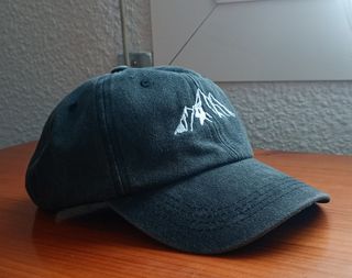 Gorra gris con bordado de montaña