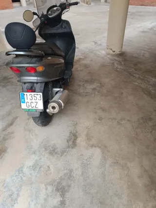 Yamaha Majestic 125 averiada funciona  tira humo.