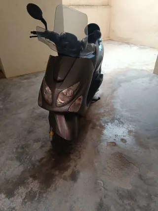 Yamaha Majestic 125 averiada funciona  tira humo.