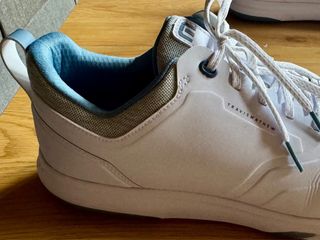 Zapatos de golf Travis Mathew blancos y turquesa