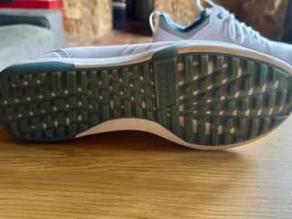 Zapatos de golf Travis Mathew blancos y turquesa