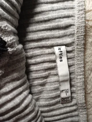 Top de tirantes gris con encaje negro