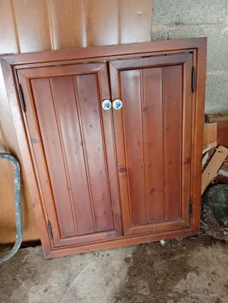 Puerta de madera con tiradores
