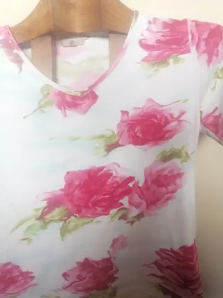 Camiseta floral rosa y blanca