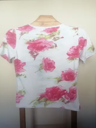 Camiseta floral rosa y blanca
