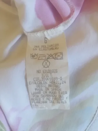 Camiseta floral rosa y blanca