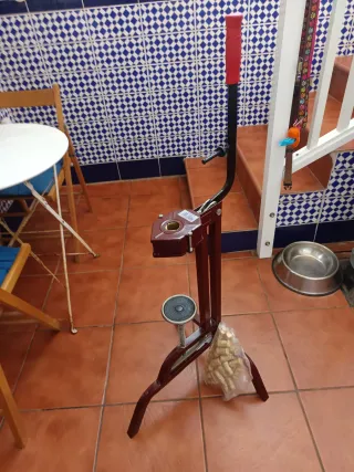Encorchadora granate casi nueva,350 corchos gratis