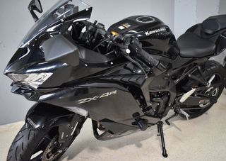 Kawasaki Ninja ZX4R Negra