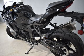Kawasaki Ninja ZX4R Negra