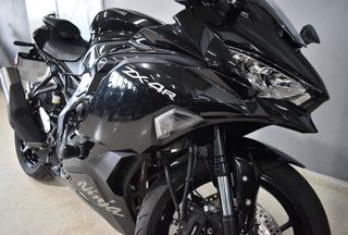 Kawasaki Ninja ZX4R Negra