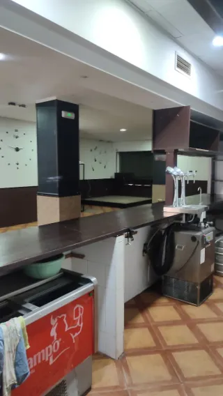 Alquiler local comercial insonorizado.