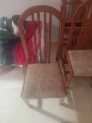 Mesa de madera marrón extensible