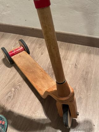 Patinete de madera para niños