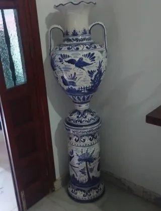 Jarrón de cerámica con pie