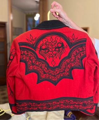 Chaqueta corta bordada mujer.