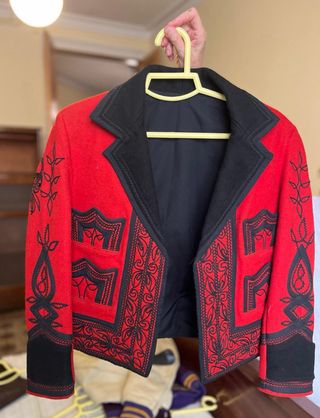 Chaqueta corta bordada mujer.