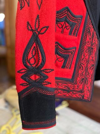 Chaqueta corta bordada mujer.