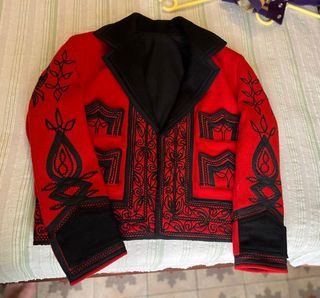 Chaqueta corta bordada mujer.