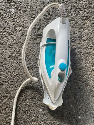 Plancha de ropa blanca y azul