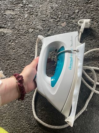 Plancha de ropa blanca y azul