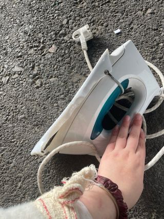 Plancha de ropa blanca y azul