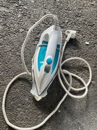 Plancha de ropa blanca y azul