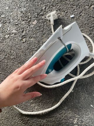 Plancha de ropa blanca y azul