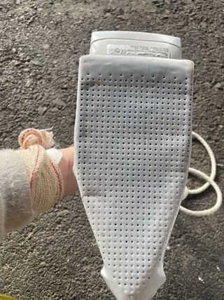 Plancha de ropa blanca y azul