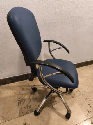 Silla de escritorio azul y plateada