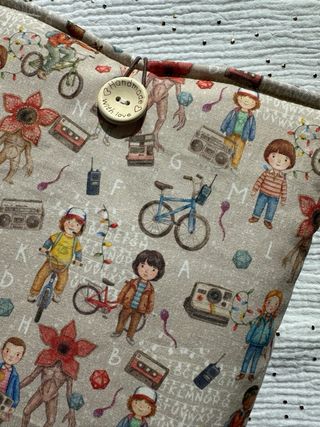 Funda libro Stranger Things