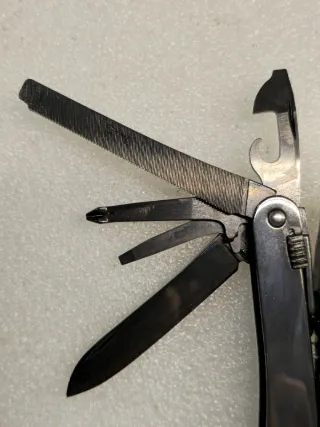 Victorinox SwissTool Nero con Fodero