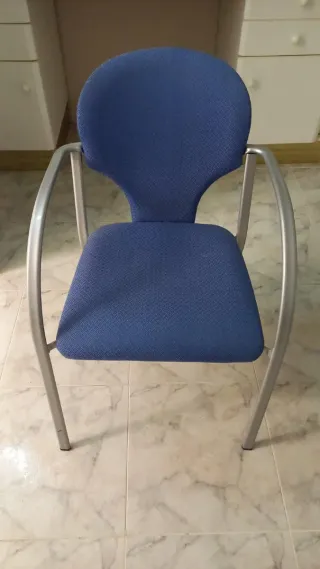 Sillas de oficina azules con estructura metálica