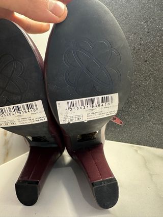 Botines de tacón morados con hebilla