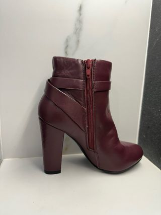 Botines de tacón morados con hebilla