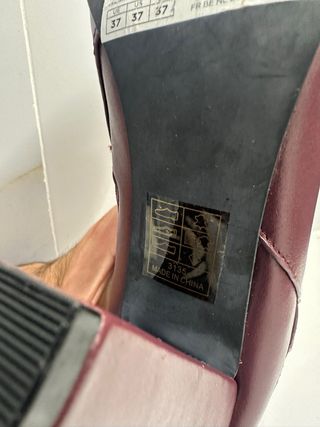 Botines de tacón morados con hebilla