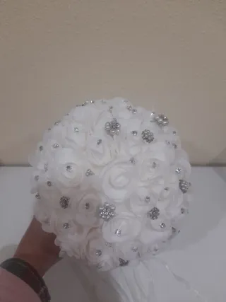 Ramo de novia blanco con pedrería