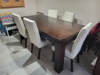 Mesa comedor madera oscura con sillas