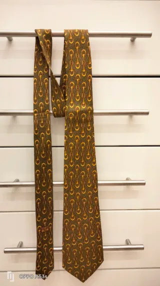 Corbata Celine Seda Natural Oro Verde Oliva