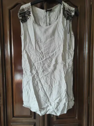 Vestido beige con pedrería y lentejuelas