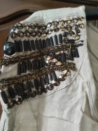 Vestido beige con pedrería y lentejuelas