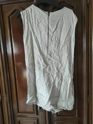 Vestido beige con pedrería y lentejuelas