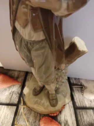 Figura Lladro porcelana niño con flores