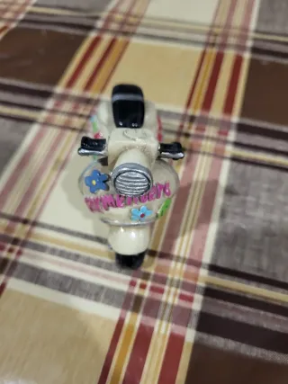 Pisapapeles moto scooter decorativa