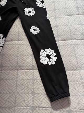 Pantalones negros con estampado floral