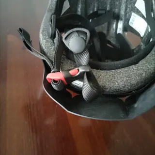 Caschetto bici nero e bianco