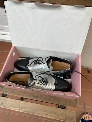 Zapatos tipo inglés plateados y negros